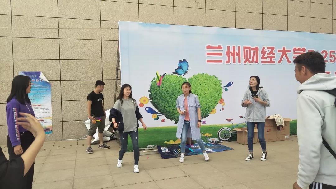 踢毽子